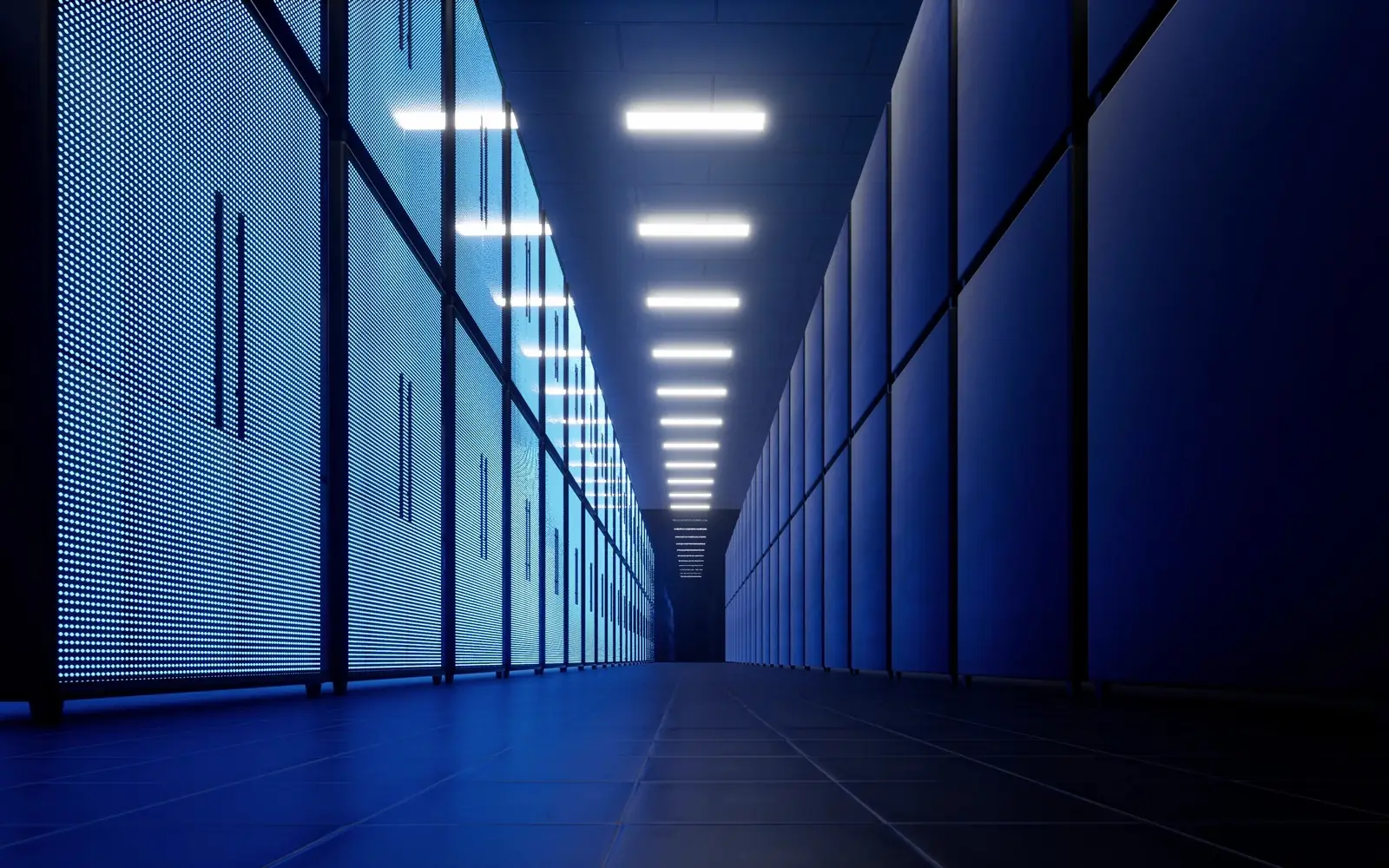 Corridoio di un data center con armadi rack illuminati